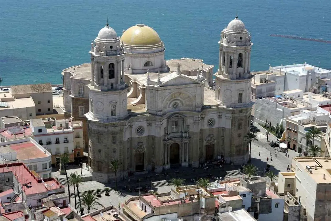 Apartamento Precioso DÚPLEX frente al teatro Falla, a 4 min de Playa de la Caleta Cádiz